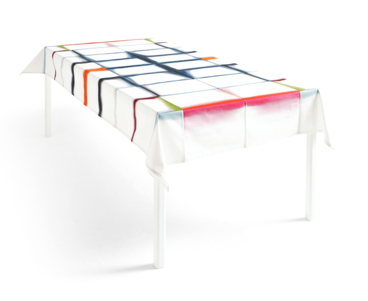 Vitt bord med duk med färg i olika nyanser i vikvecken